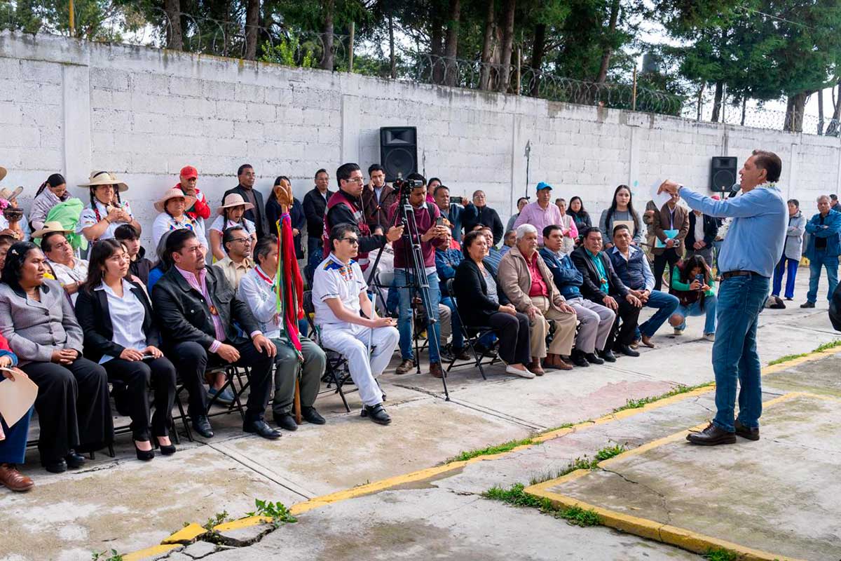Presidente municipal de Toluca con vecinos de Aviación Autopan.
