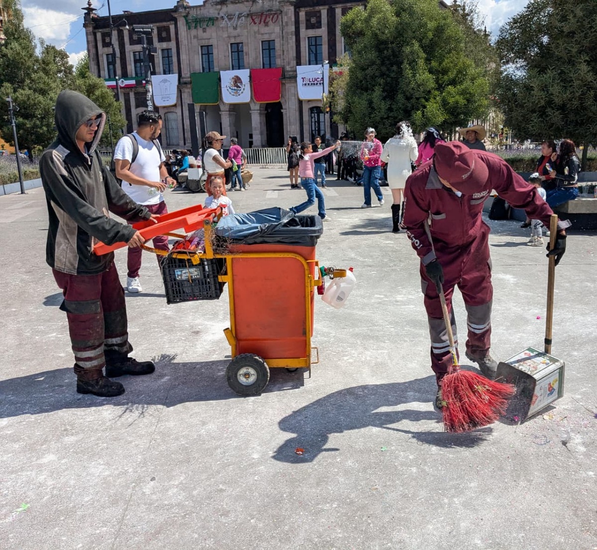 Empleados de Servicios Públicos de Toluca limpian la ciudad después de la fiestas patrias 