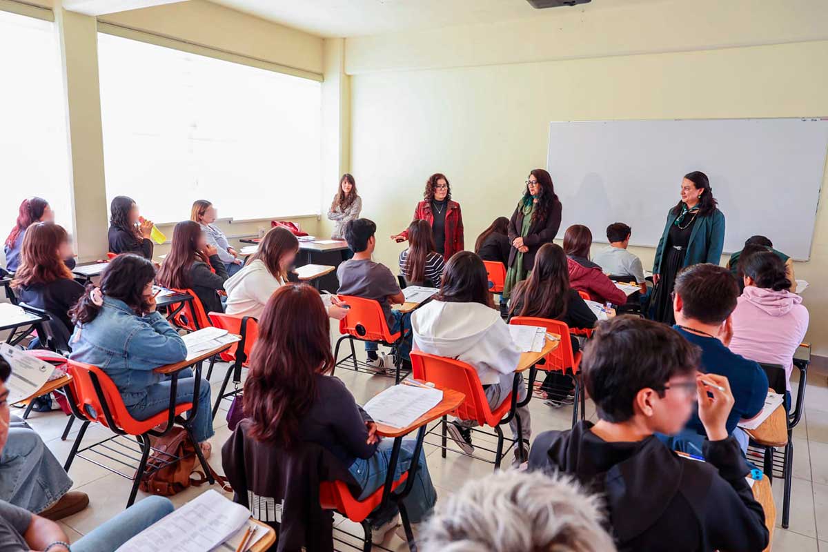 Rectora de la UAEMéx con estudiantes en Atlacomulco.