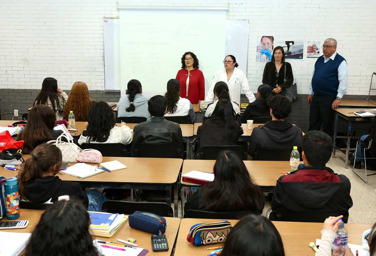 La rectora de la UAEMéx en diálogo con estudiantes de la Facultad de Química.