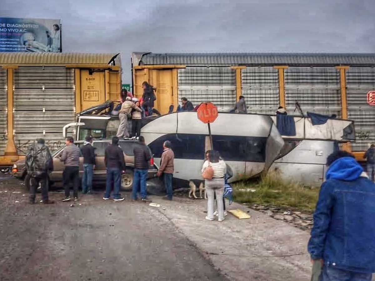 Tren embuste autobús de pasajeros en Atlacomulco