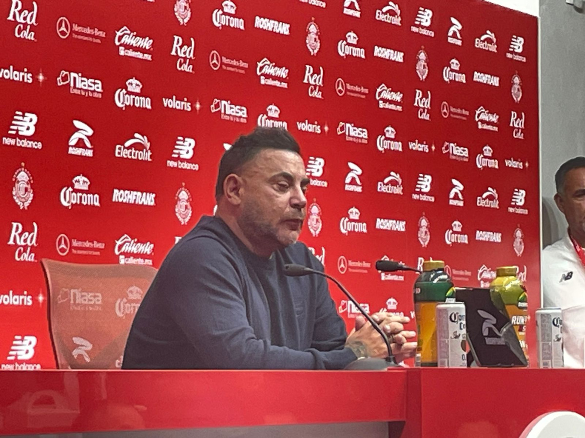 Antonio Mohamed, técnico de los Diablos Rojos del Toluca habla sobre la lesión de Alexis Vega en conferencia de prensa.