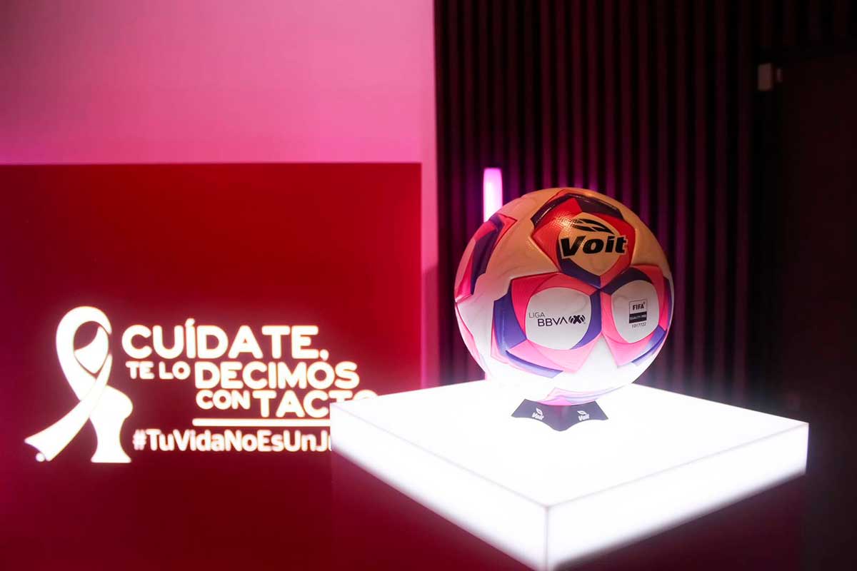 Anuncian campaña contra el cáncer de mama en el futbol mexicano.