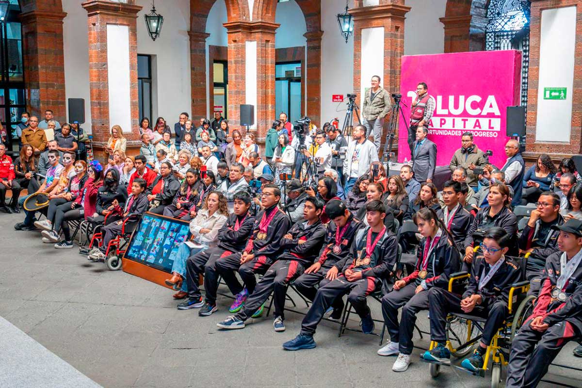 Ricardo Moreno reconoce a atlétas paralimpicos de Toluca.
