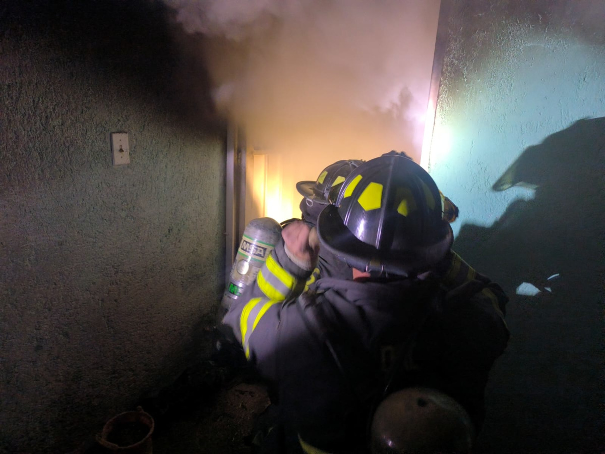 Bomberos de Toluca sofocan incendio.