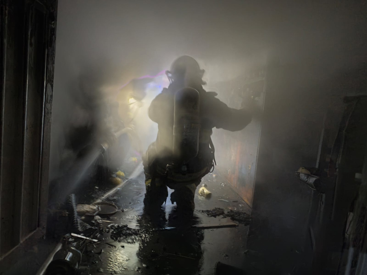 Bomberos de Toluca controlan incendio en San Mateo Oxtotitlán y auxilian en parto en plena vía pública