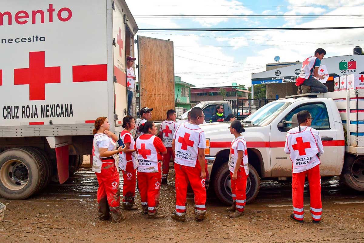 Cruz Roja Mexicana distribuye toneladas de ayuda humanitarfia en Veracruz por las lluvias.