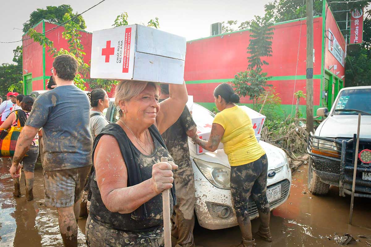 Cruz Roja Mexicana distribuye toneladas de ayuda humanitarfia en Veracruz por las lluvias.