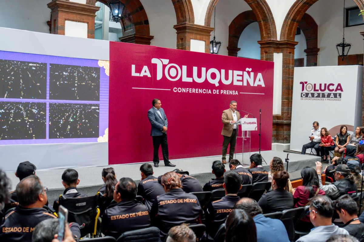 Conferencia mañanera de Toluca donde informan de la derrama económica en la ciudad por la Feria y Festival Cultural Alfeñique 2025.
