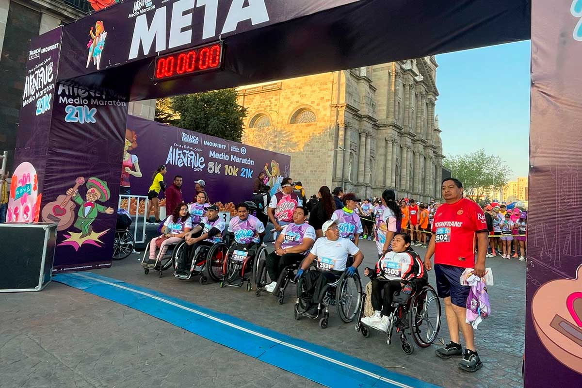 Aspectos del Medio Maratón del alfeñique 2025 en Toluca.