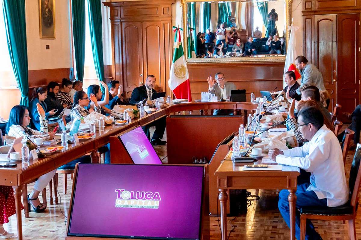 Gobierno de Toluca en sesión de cabildo.