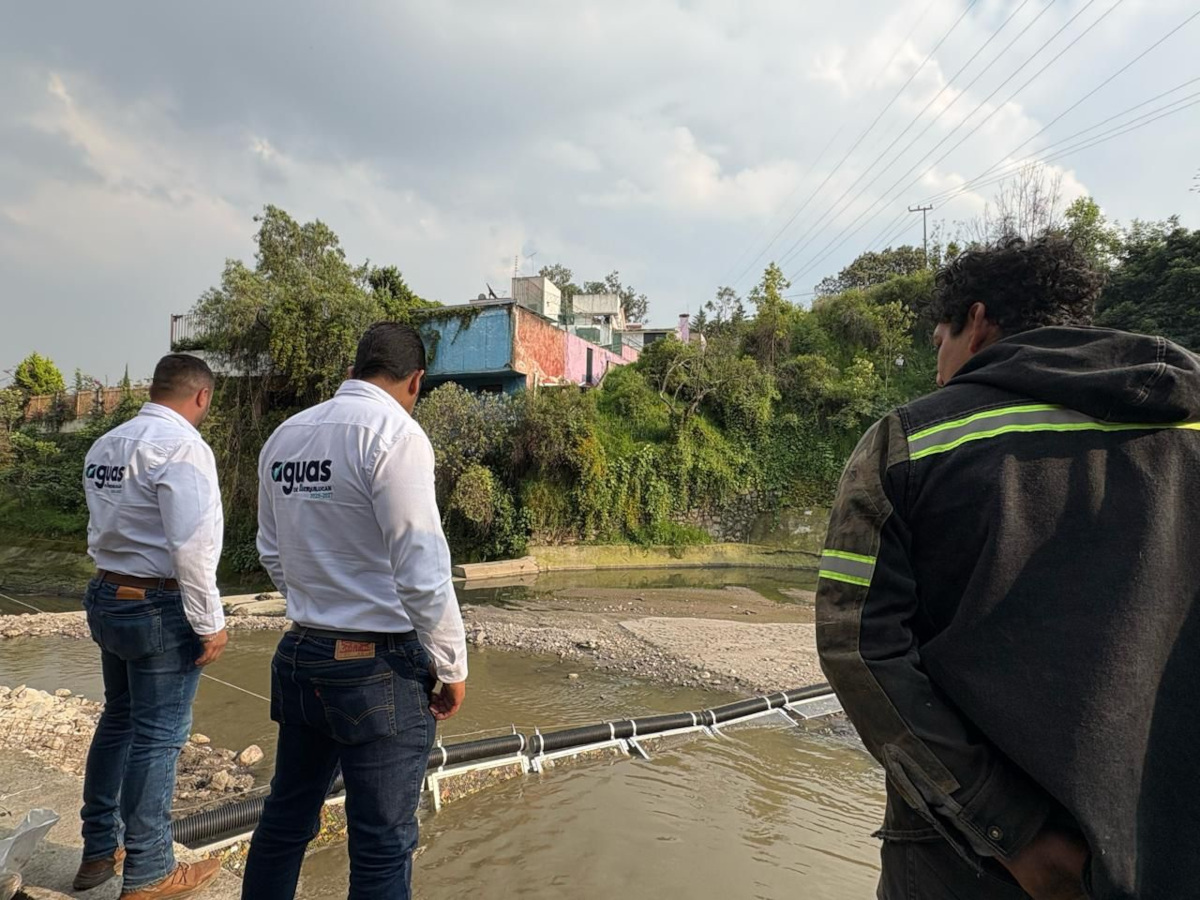 Huixquilucan instala redes retenedoras de basura en la presa “El Capulín” para proteger el medio ambiente