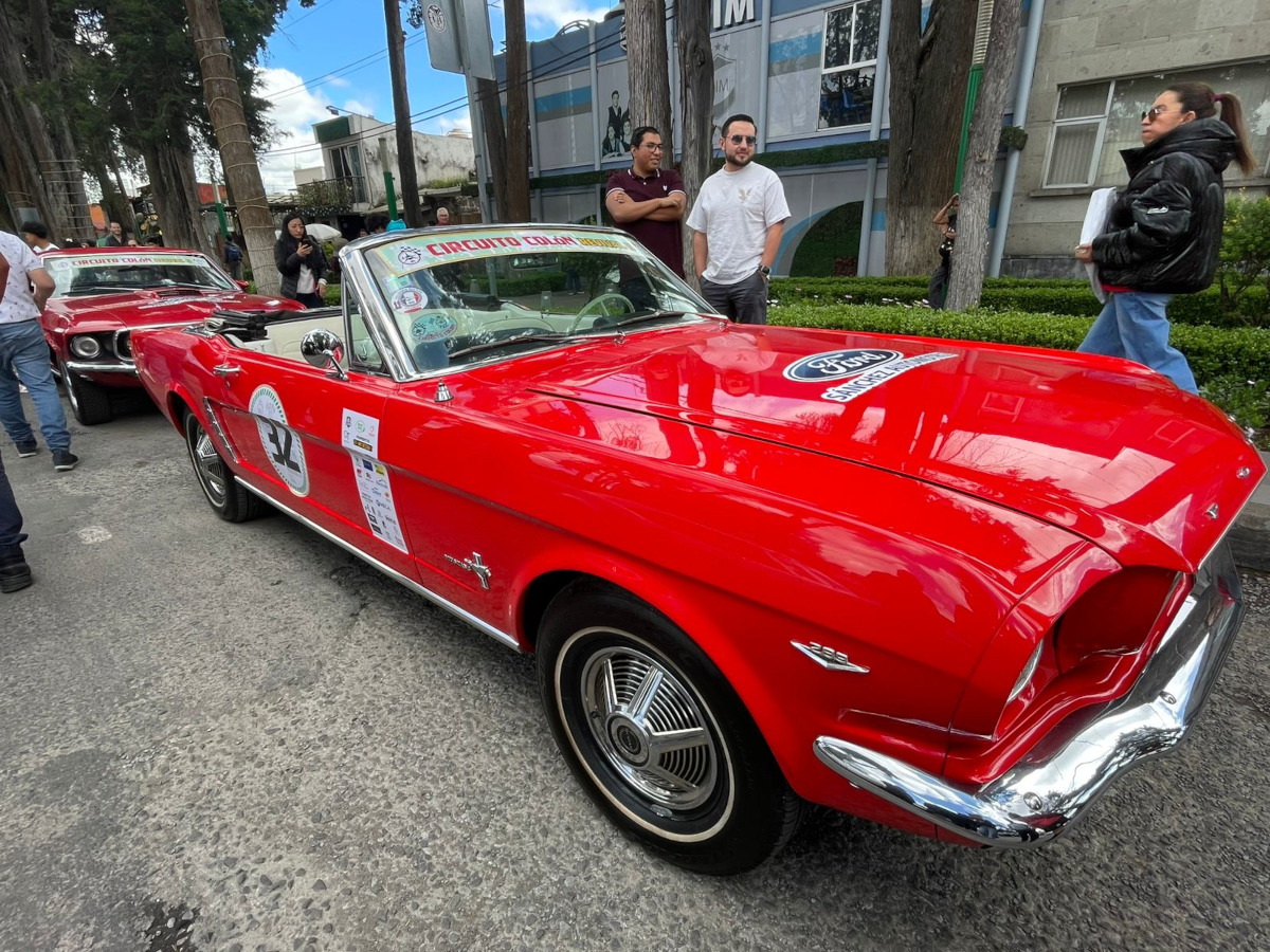 Exposición de automóviles clásicos en Toluca.