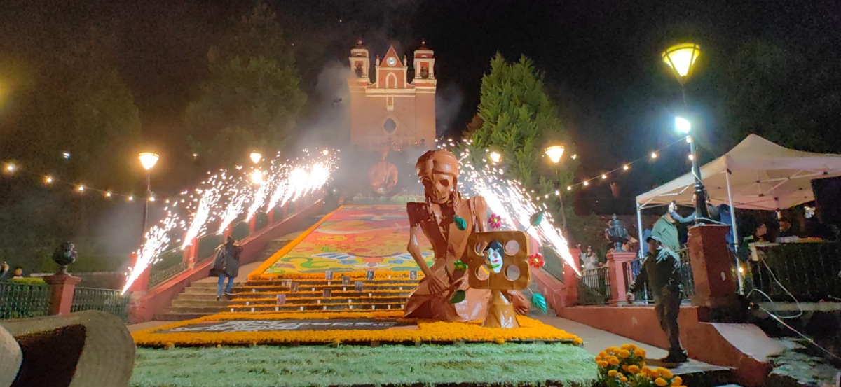Metepec deslumbra con espectacular Ofrenda Monumental en las Escalinatas del Calvario