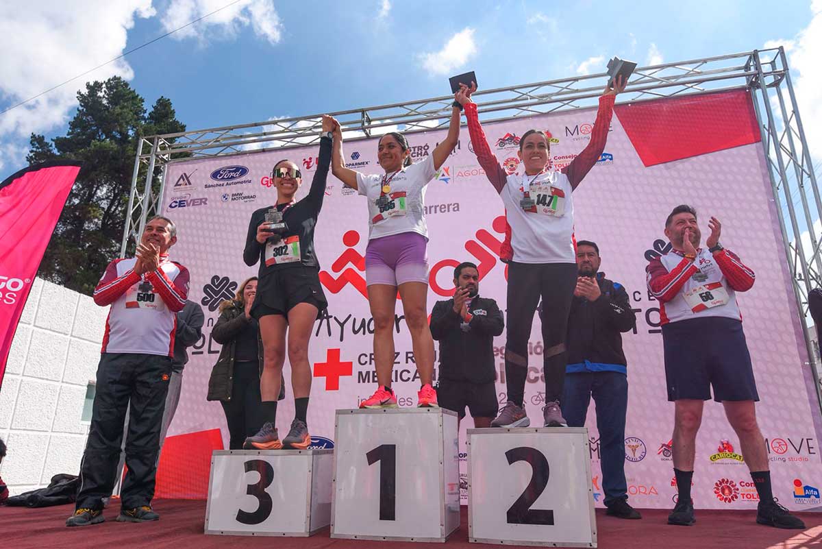 Aspectos de la 12a. Carrera "Ayudar Nos Mueve" de Cruz Roja Toluca.
