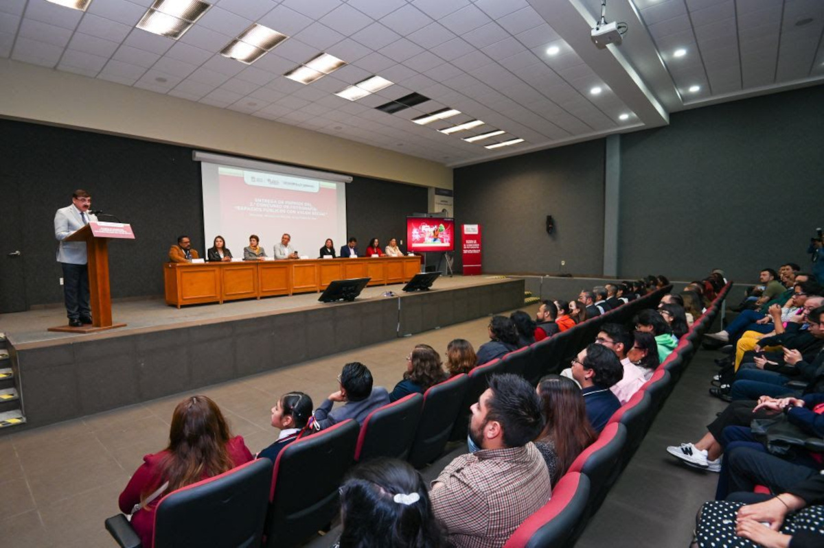 Gobierno del Edomex premia a ganadores de concurso de fotografía.
