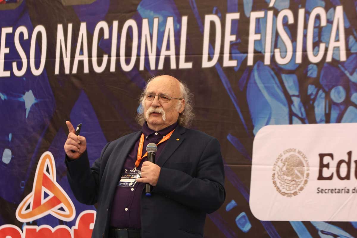 Duncan Haldane premio nobel de física en conferencia sobre física cuántica en la UAEMéx.