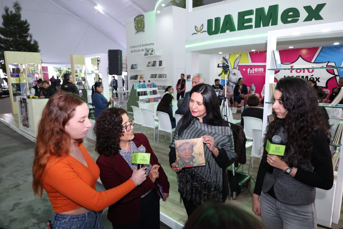 Rectora de la UAEMéx y secretaria de Cultura recorren la FILEM 2025 en Toluca