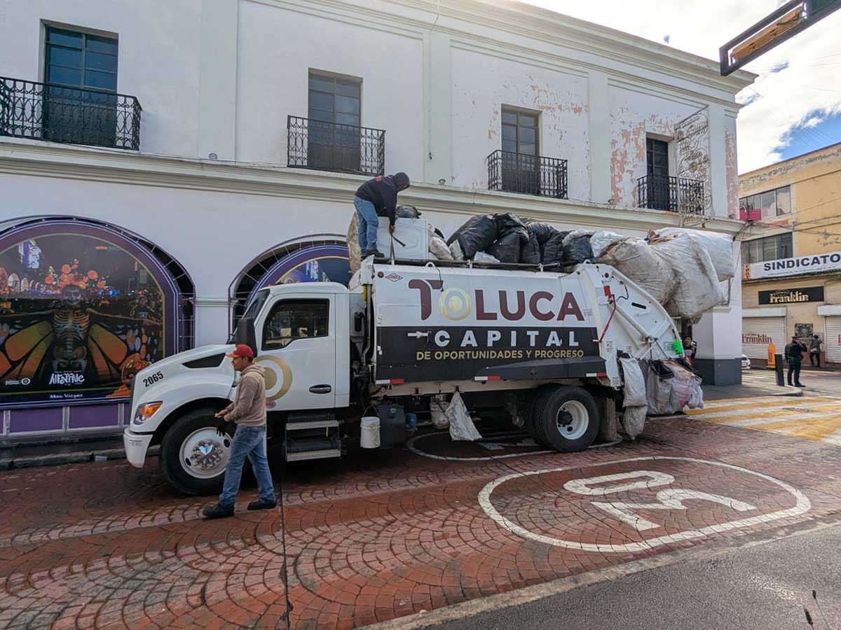 Gobierno de Toluca refuerza la limpieza de espacios públicos durante el Festivcal del Alfeñique 2025.