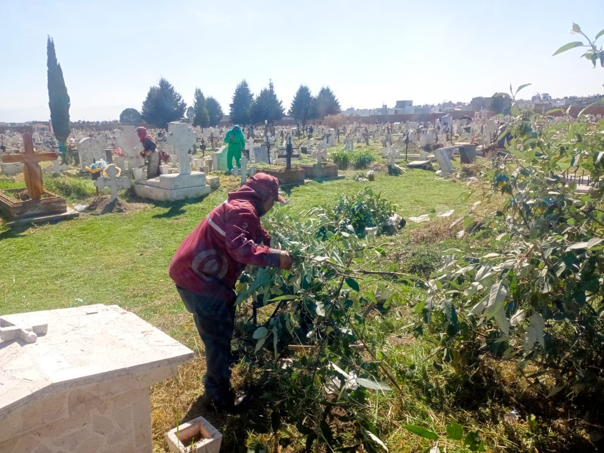 Mantenimiento a panteones por Día de Muertos.