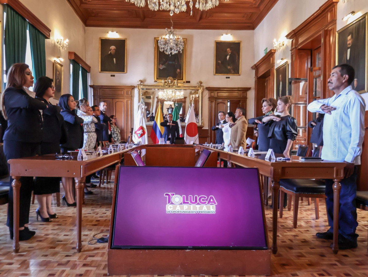 El gobierno municipal nombra visitantes distinguidos.