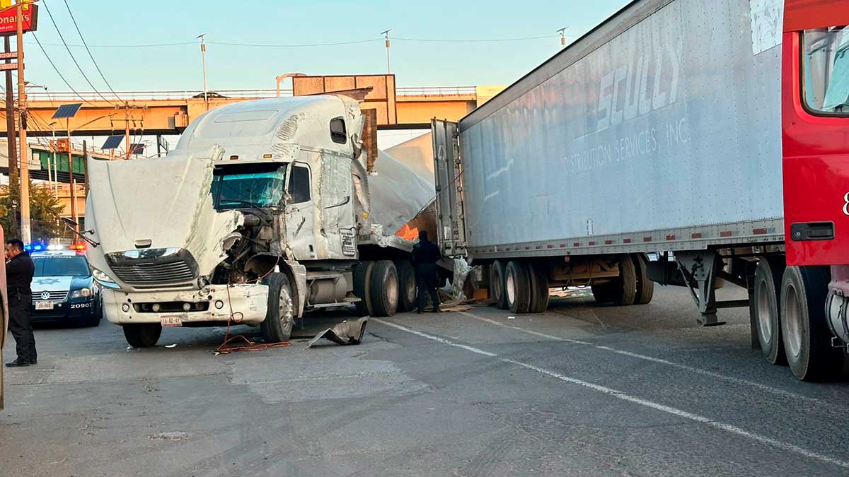 Tráiler Cargado con Cajas de Cartón Volcó en la Vialidad Alfredo del Mazo de Toluca