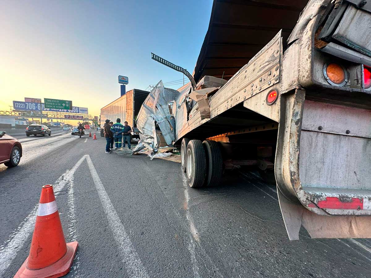 Tráiler vuelca en Toluca.