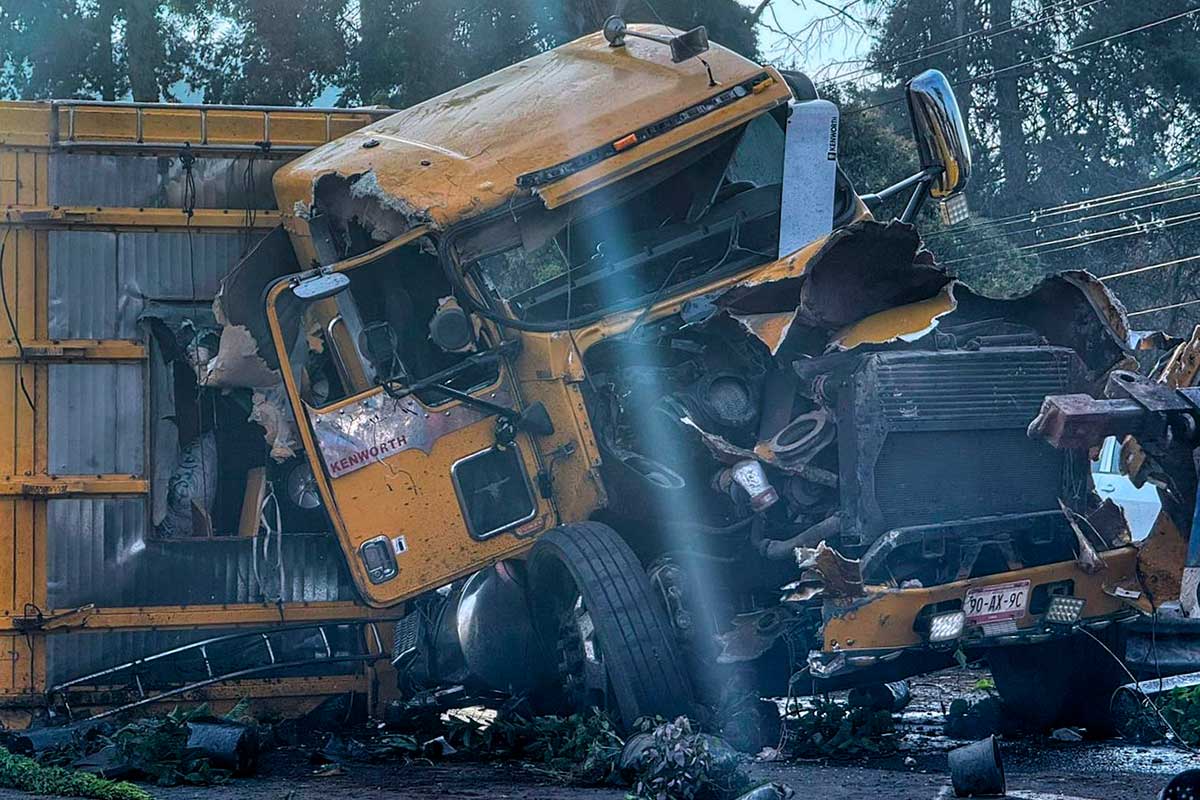 Volcadura de camión con macetas provoca caos vial en la México-Toluca, a la altura de Lerma