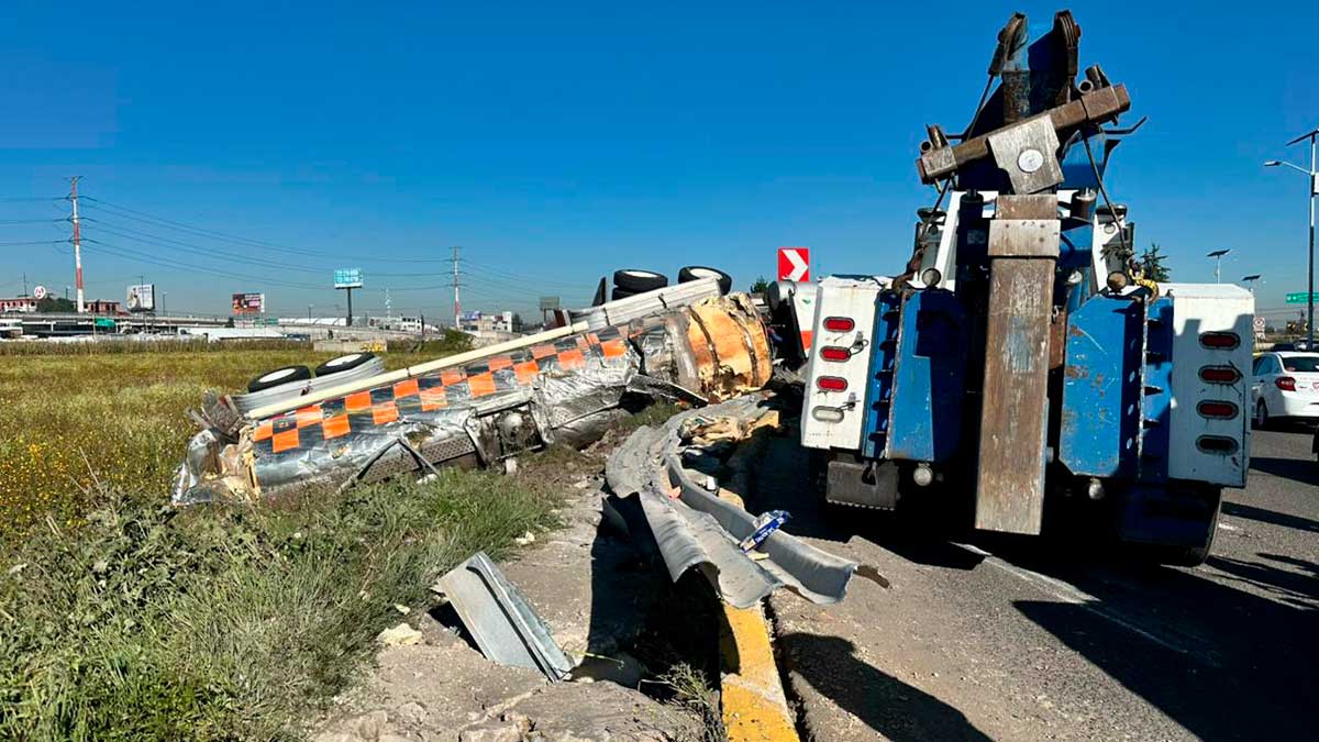 Vuelca pipa con alimento en la carretera Toluca–Naucalpan; sin lesionados