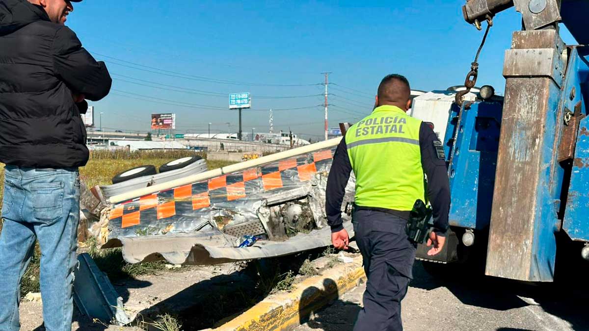 Pipa de alimento vuelca en la Toluca - Naucalpan.