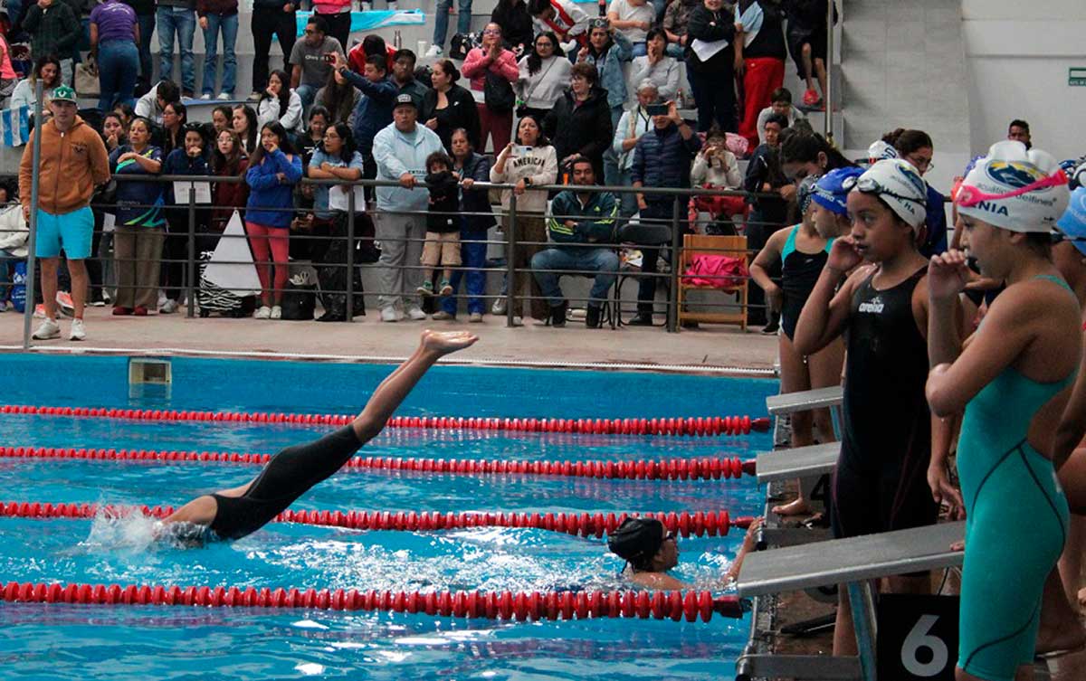 Acuática Nelson Vargas en el Campeonato Estatal Oro Infantil.