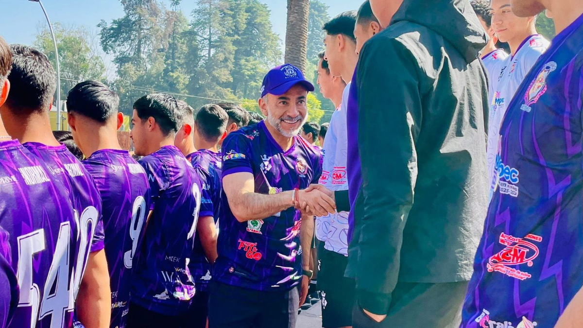 Presidente de Metepec con el equipo Artesanos.