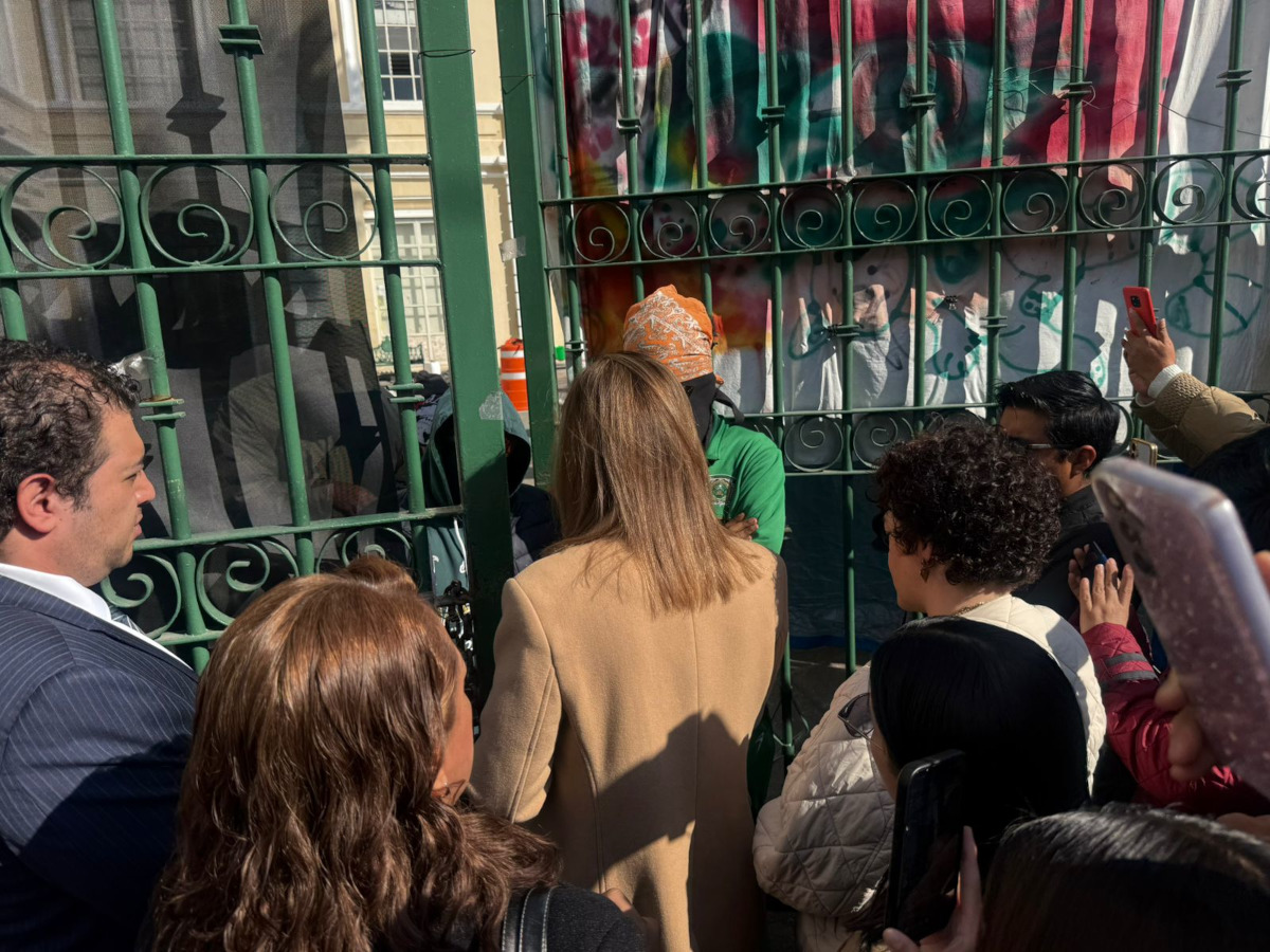 Dialogo con estudiantes de la UAEMéx para recuperar el edificio de Rectoría.
