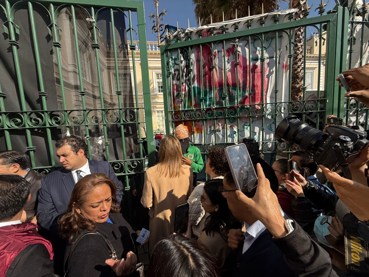 Autoridades universitarias y estudiantes dialogan para la devolución del edificio de Rectoría de la UAEMéx