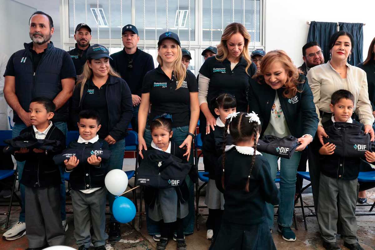 Huixquilucan entrega más de mil 400 chamarras para proteger a la niñez del frío