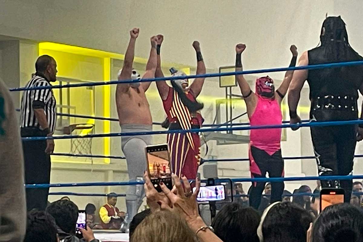 La lucha libre regresa al Agustín Millán: Hijo del Santo triunfa ante un público eufórico