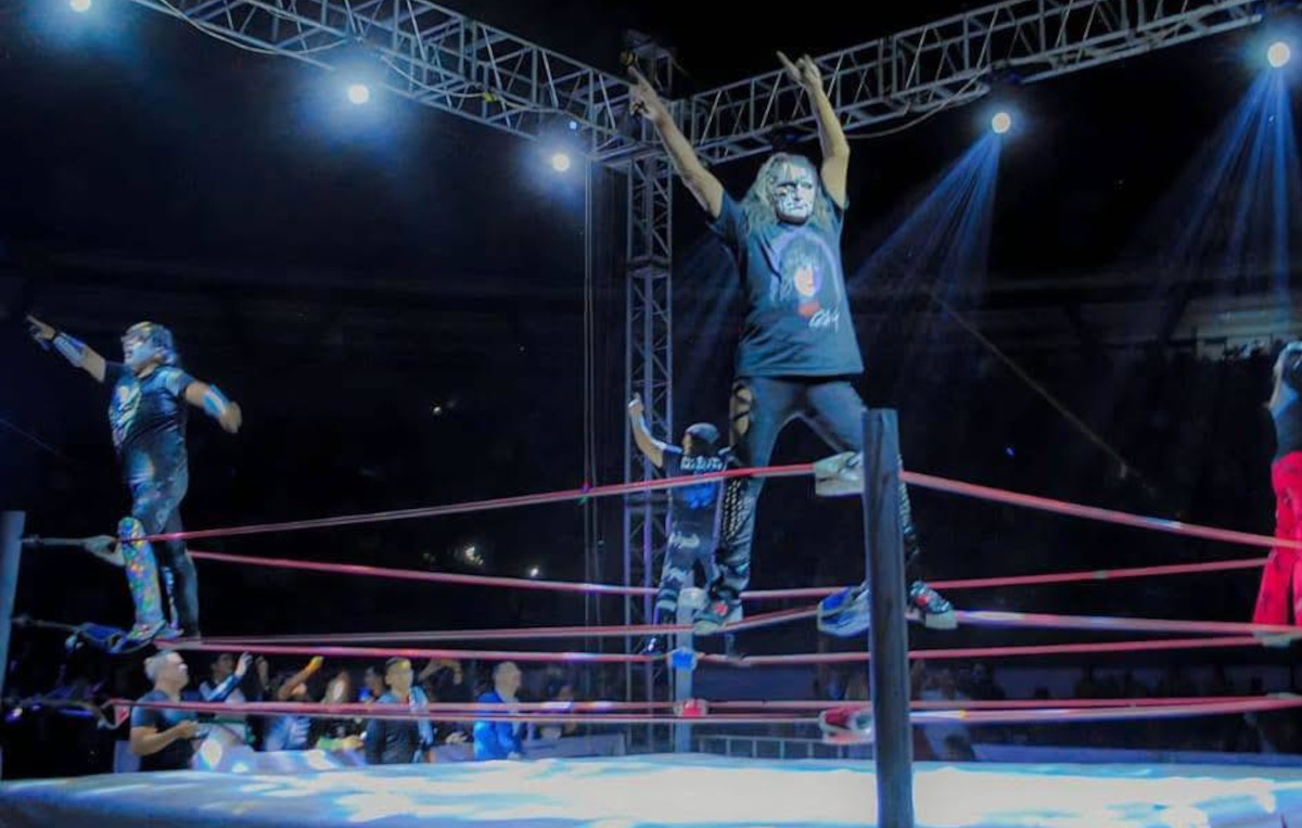 Luchador May Flowers.