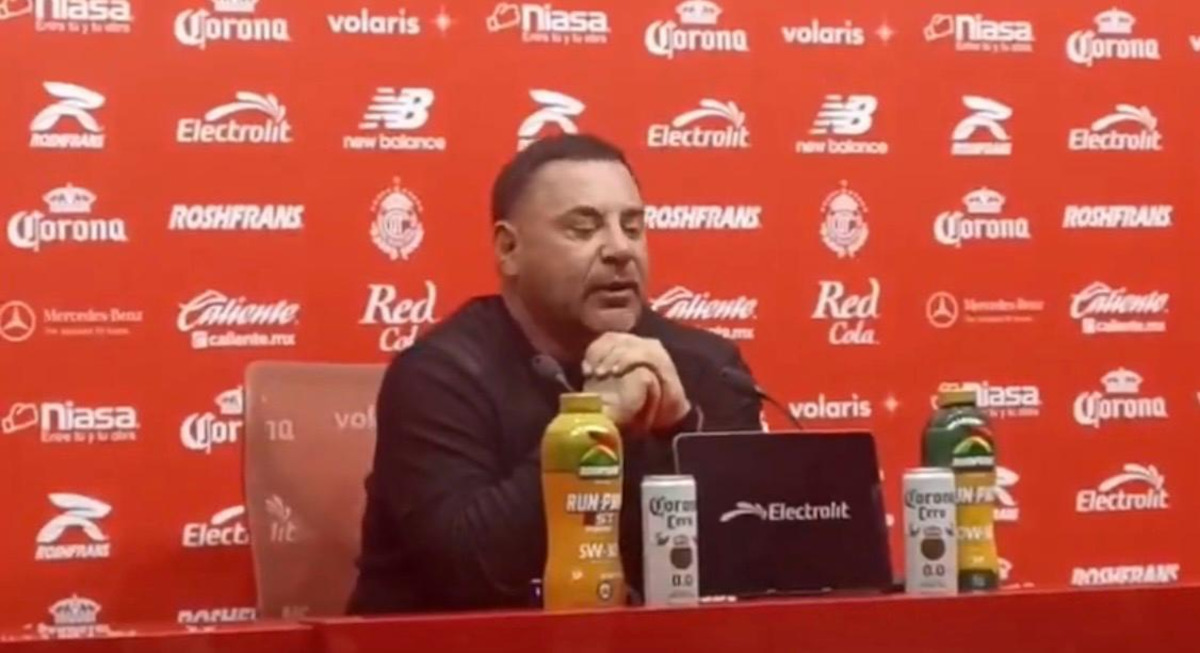 Antonio Mohamed en conferencia de prensa.