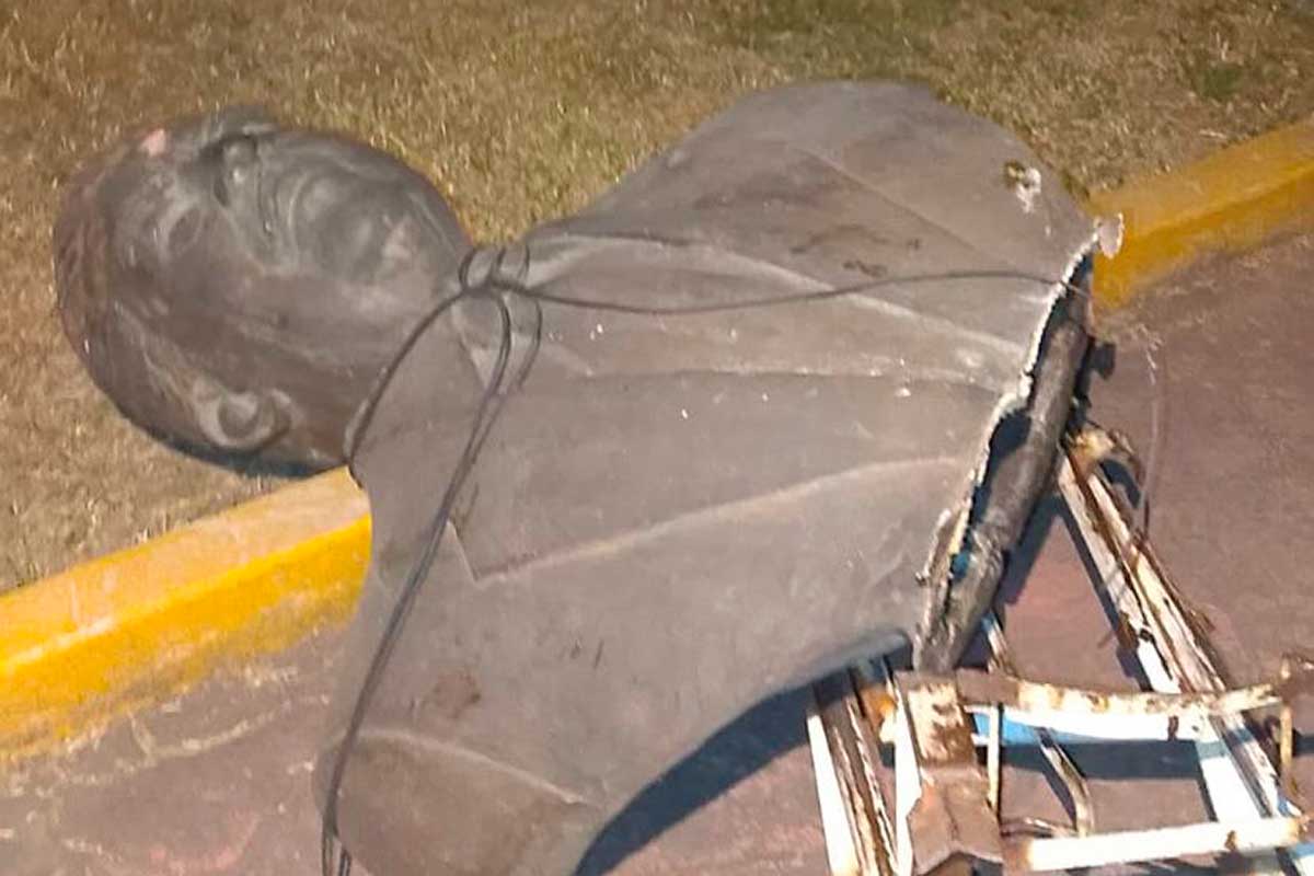 Policía de Toluca detiene a tres personas que intentaban robar busto en la Glorieta de Lerdo