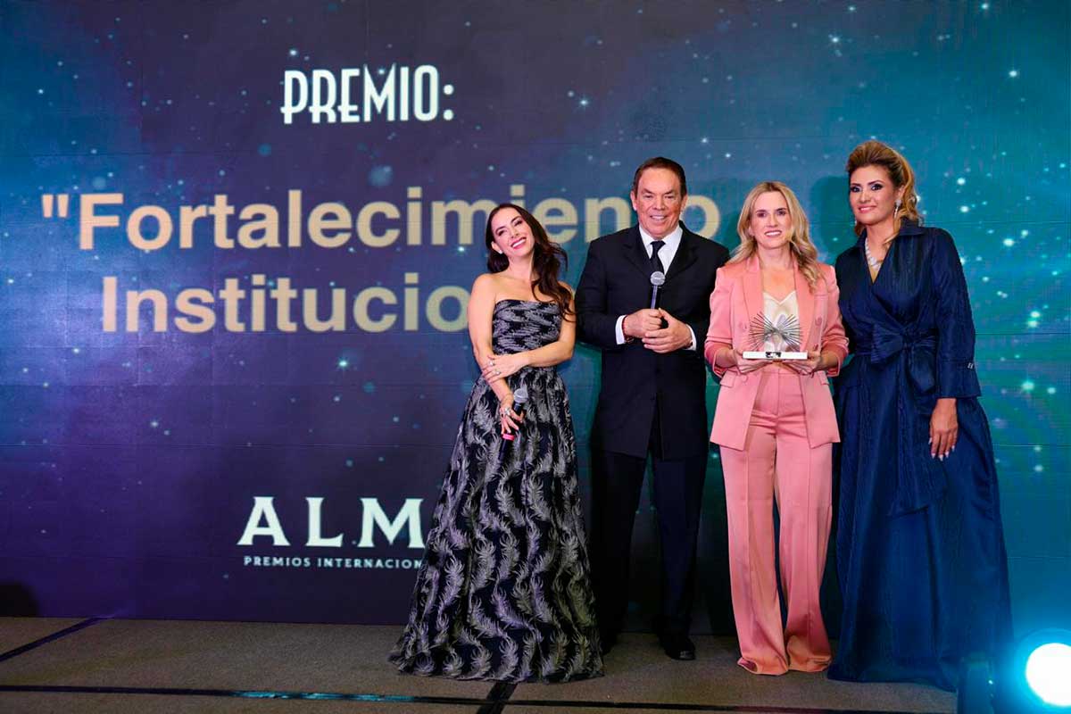 Romina Contreras recibe Premio Internacional ALMA 2025 por el programa “Huixquilucan Contigo 24/7”