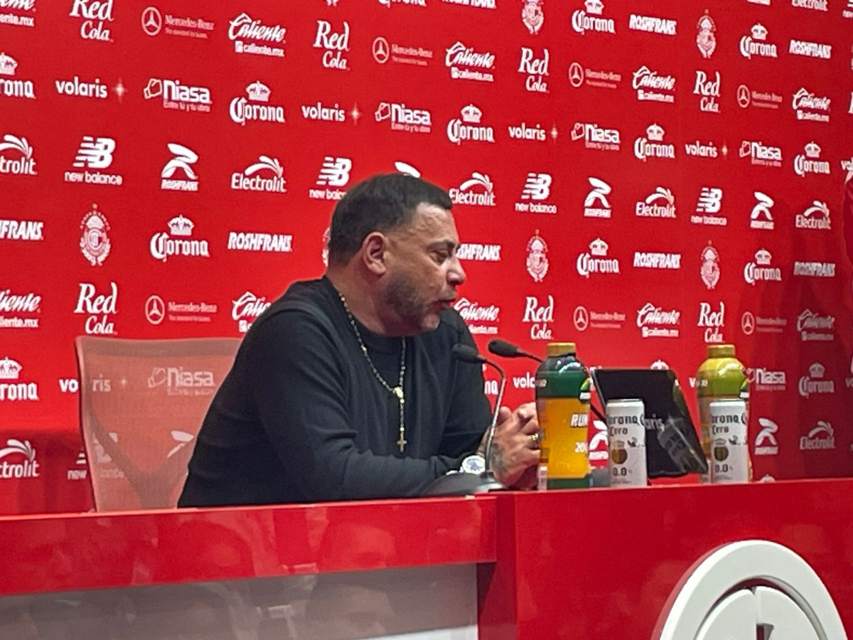 Antonio Mohamed en conferencia de prensa.