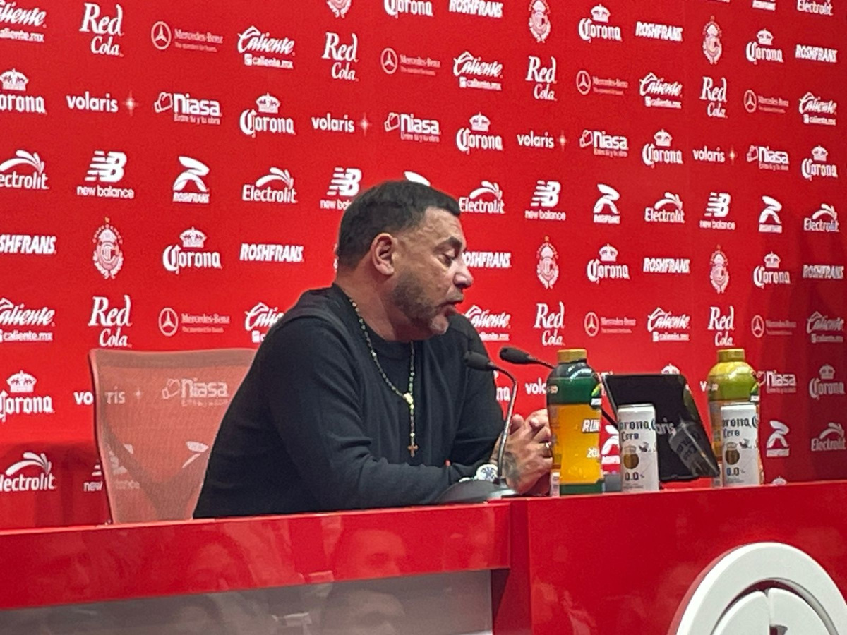 Antonio Mohamed en conferencia de prensa.