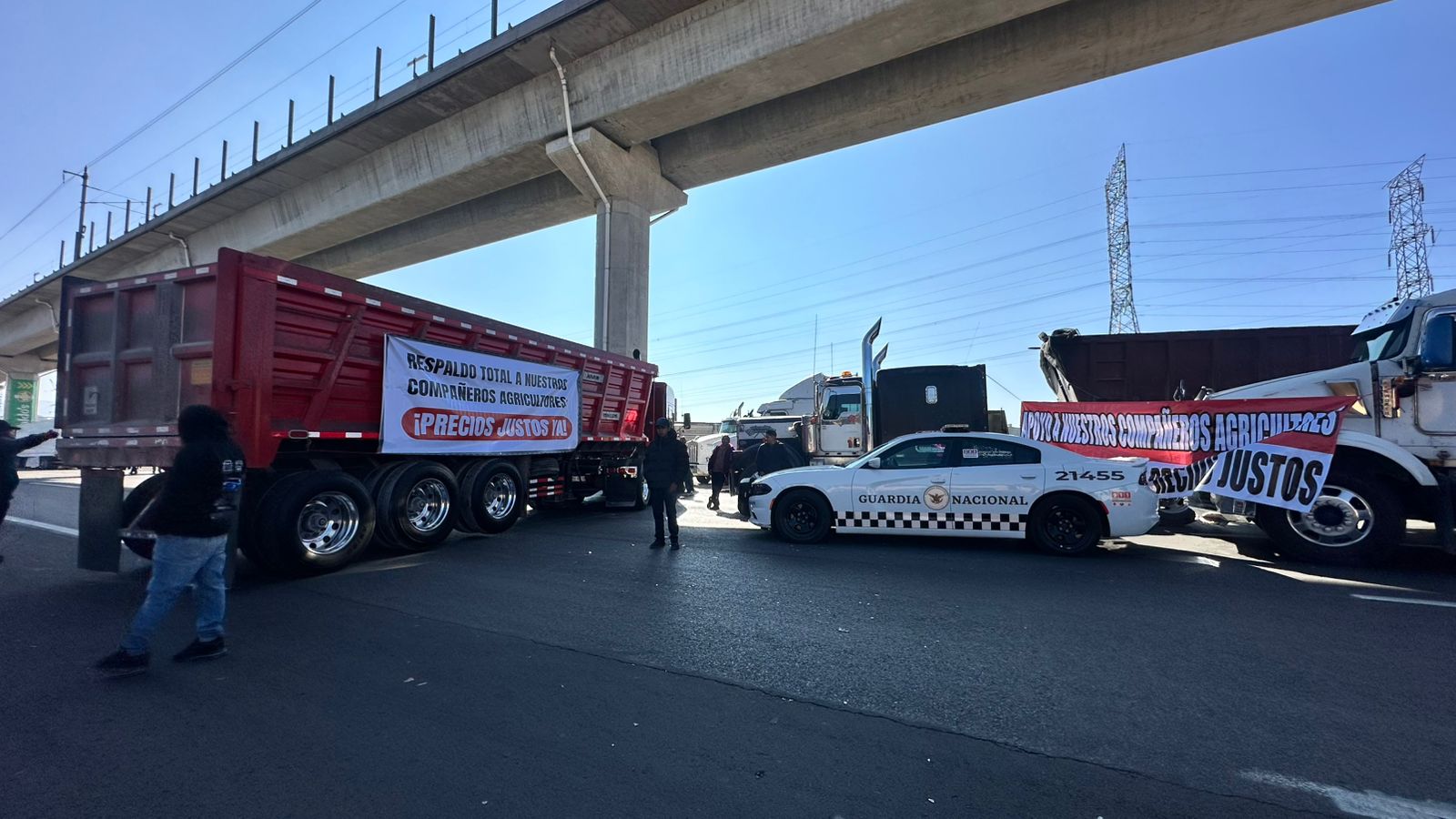 Transportistas bloquean la carretera México - Toluca.