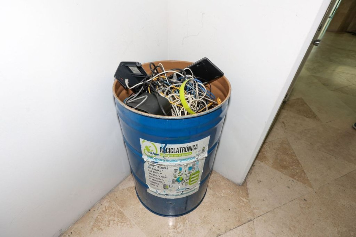 La Universidad fomenta el reciclaje electrónico entre la comunidad estudiantil.
