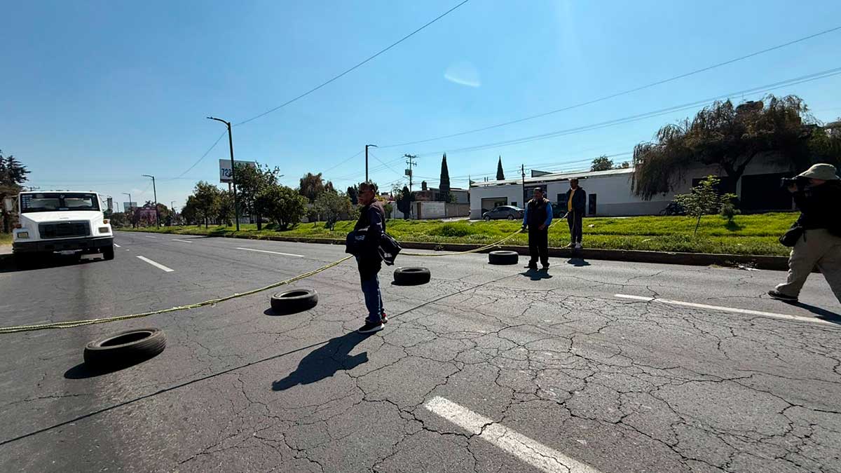 Vecinos de las colonias de Toluca bloquean Calzada del Pacífico.