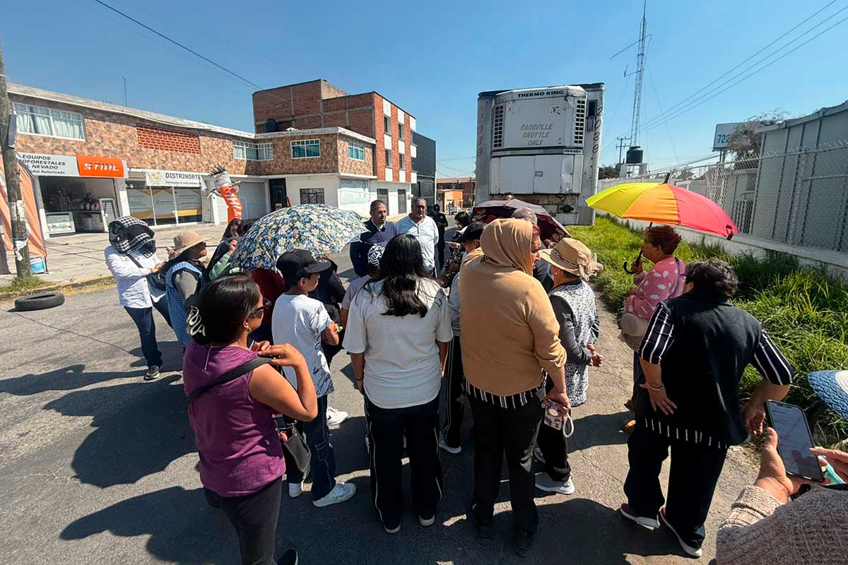 Vecinos bloquean Calzada del Pacífico en Toluca por falta de agua