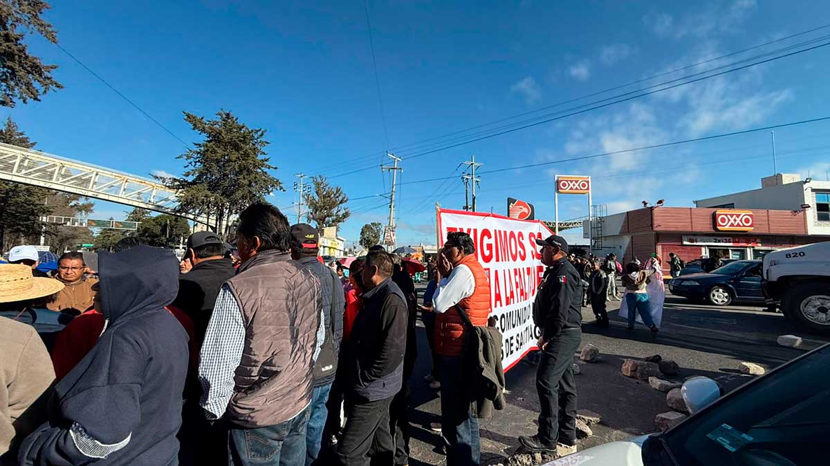 Vecinos del Tejocote bloquean la Toluca-Atlacomulco ante cuatro meses sin agua