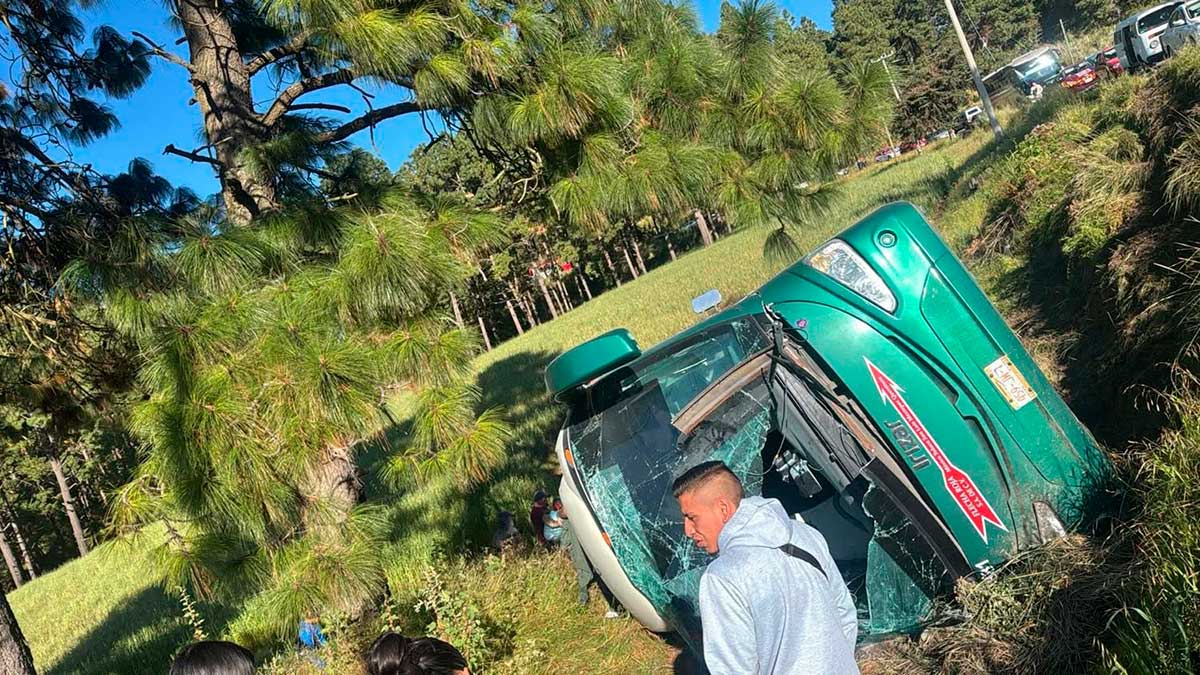 Volcadura de autobús en Carretera Santiago-Chalma deja 6 lesionados