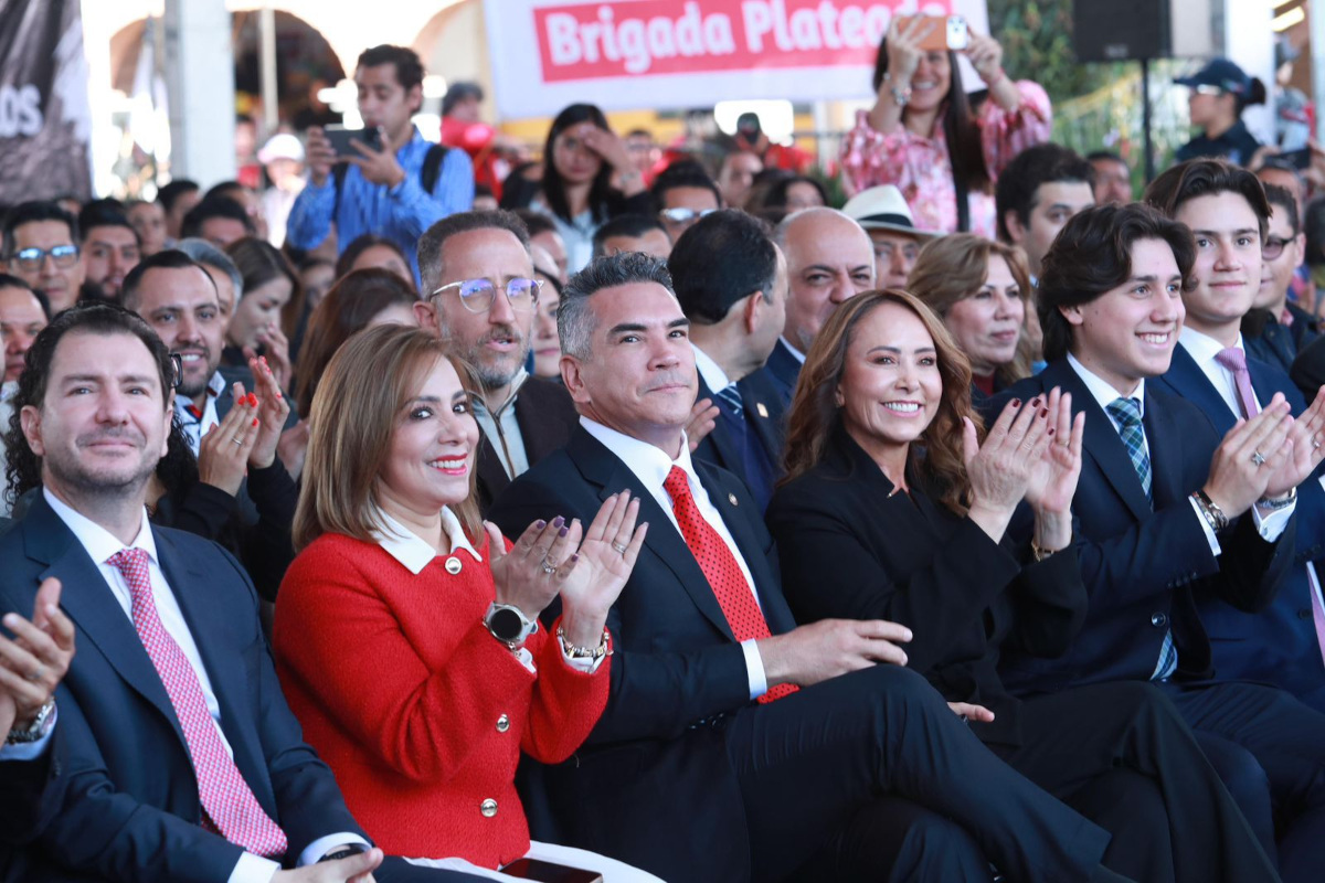 Ana Muñiz en su primer informe de gobierno.