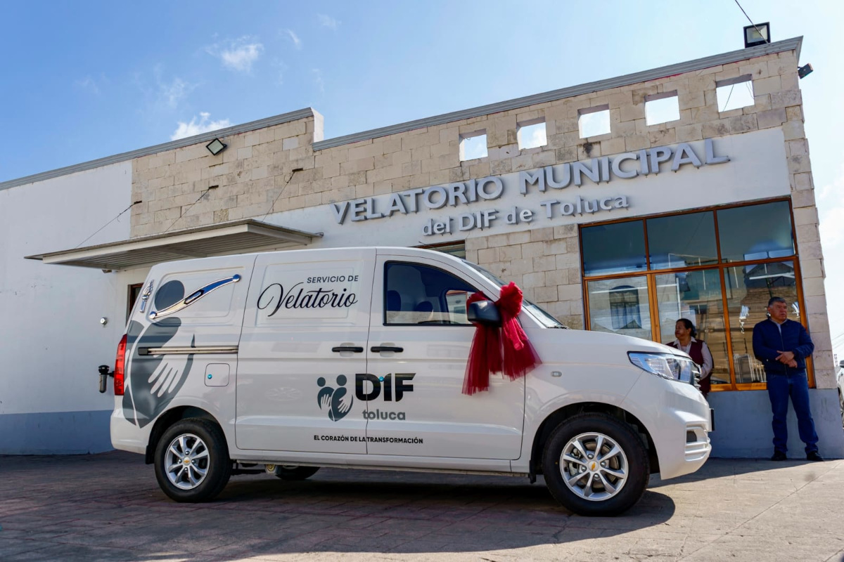 Nueva carroza funebre del DIF Toluca.